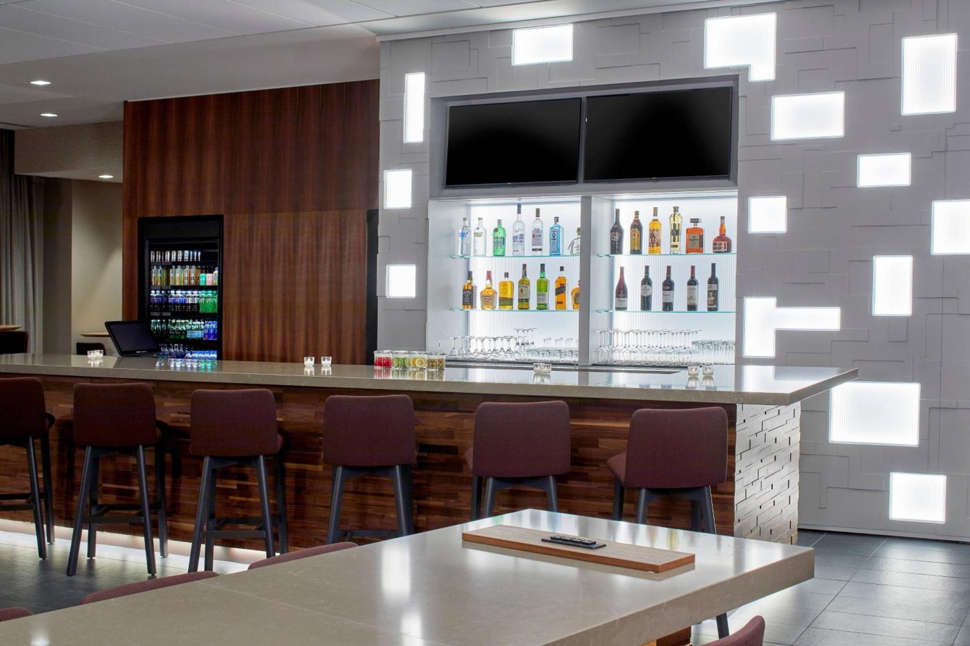 Courtyard By Marriott Albany Airport Hotel Exterior photo